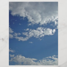 Pedazo formado serviola de cielo entre las nubes tarjeta publicitaria
