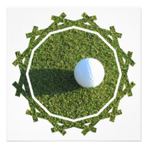 Pelota de golf en la invitación verde