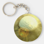 Pelota de golf pegada en el llavero del fango