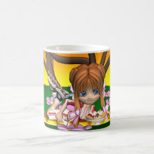 Pequeña niña linda de la taza que come un helado