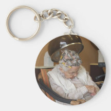 Pequeña señora mayor que duerme debajo del secador llavero personalizado
