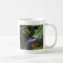 Pequeñas caídas tazas de café