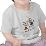 Pequeño Brother con las camisetas de la hermana gr
