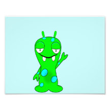 Pequeño monstruo verde lindo, agitando fotografias
