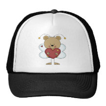pequeños adorables manosean el oso que lleva a cab gorra