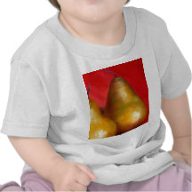 Peras de oro en fondo rojo camisetas