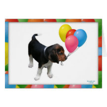 Perrito del beagle y tarjeta de cumpleaños de los 