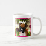 Perrito del boxeador en taza de los tulipanes
