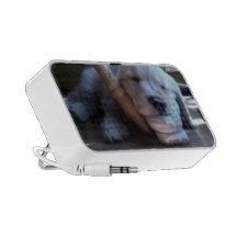 Perrito del golden retriever el dormir laptop altavoces