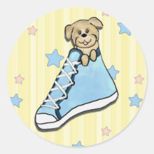 Perrito en pegatinas de un zapato del azul