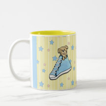 Perrito en una taza azul del zapato