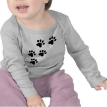 perrito lindo negro de las patas del perro camiseta