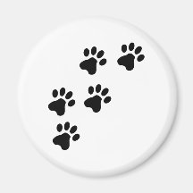 perrito lindo negro de las patas del perro imán