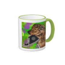Perrito lindo que ase hola una zapatilla de deport taza de café