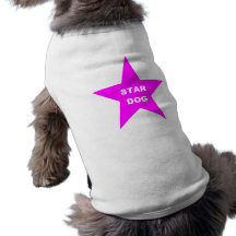 Perro de la estrella de la ropa del perro en la es camiseta de perro