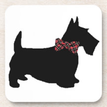 Perro del escocés en pajarita de la tela escocesa posavasos