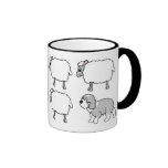Perro pastor inglés viejo que reúne la taza de las