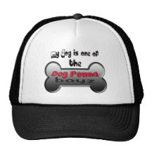 Perro que lo golpea gorras de camionero
