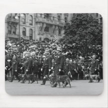 Perros policía en desfile: 1900s tempranos alfombrillas de raton
