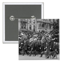 Perros policía en desfile: 1900s tempranos pin