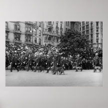 Perros policía en desfile: 1900s tempranos poster