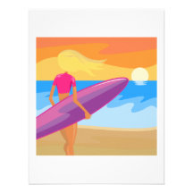 Persona que practica surf de la salida del sol comunicados