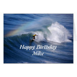 Persona que practica surf del feliz cumpleaños de  tarjeta