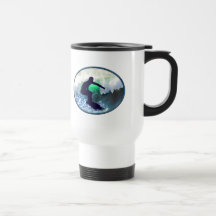 Persona que practica surf en onda grande taza