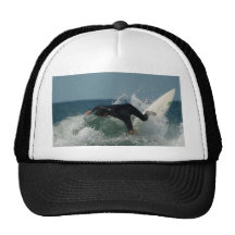 Persona que practica surf en playa del océano gorra