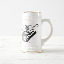 Persona que practica surf enrrollada taza