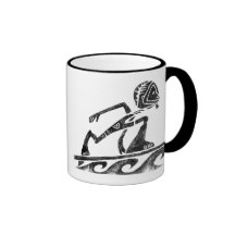 Persona que practica surf enrrollada tazas de café