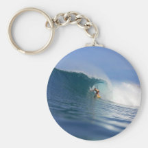 Persona que practica surf que practica surf la ond llaveros