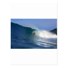 Persona que practica surf que practica surf la ond tarjeta postal