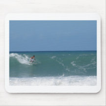 Persona que practica surf tapetes de ratón