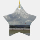 Personas que practica surf de la cometa. Vista esc Ornamento Para Arbol De Navidad