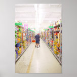Perspectiva en un pasillo brillante de las compras posters