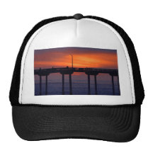 Pesca en playa del océano gorra