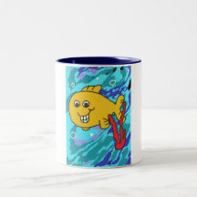 Pescados en taza del agua