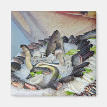 Pescados exhibidos en el hielo en colmado imán para frigorifico