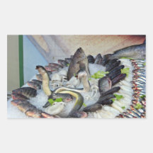Pescados exhibidos en el hielo en colmado pegatina