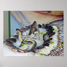 Pescados exhibidos en el hielo en colmado impresiones