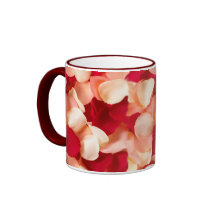 pétalos color de rosa de la taza