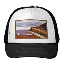 Piano en una playa gorras