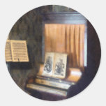 Piano y partitura en soporte etiquetas redondas