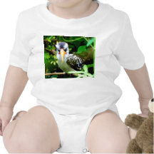 pico amarillo blanco negro del pájaro contra el ve camiseta