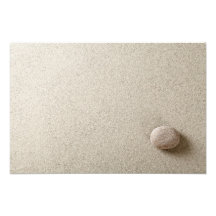 Piedra beige en fondo de la arena fotografias