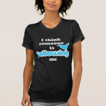 Pienso que alguien me está siguiendo camisetas