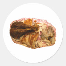 pierna y carne de pavo en el disco blanco rojo etiqueta