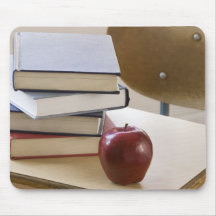 Pila de libros, de manzana, y de escritorio de la  tapete de ratón