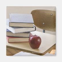 Pila de libros, de manzana, y de escritorio de la  imanes para frigoríficos